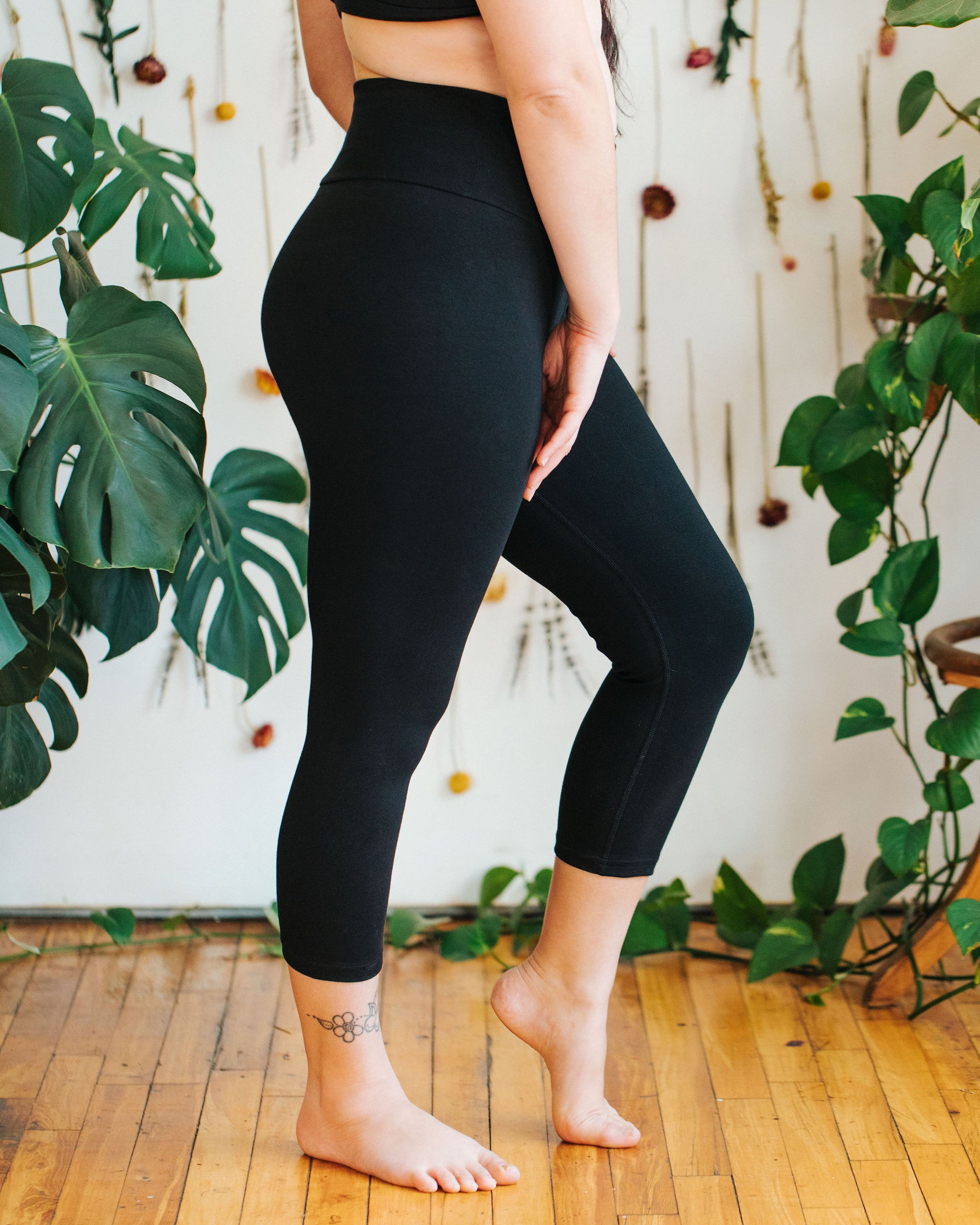 Close up image of Thunderpants 3/4 Length Leggings in Plain Black.